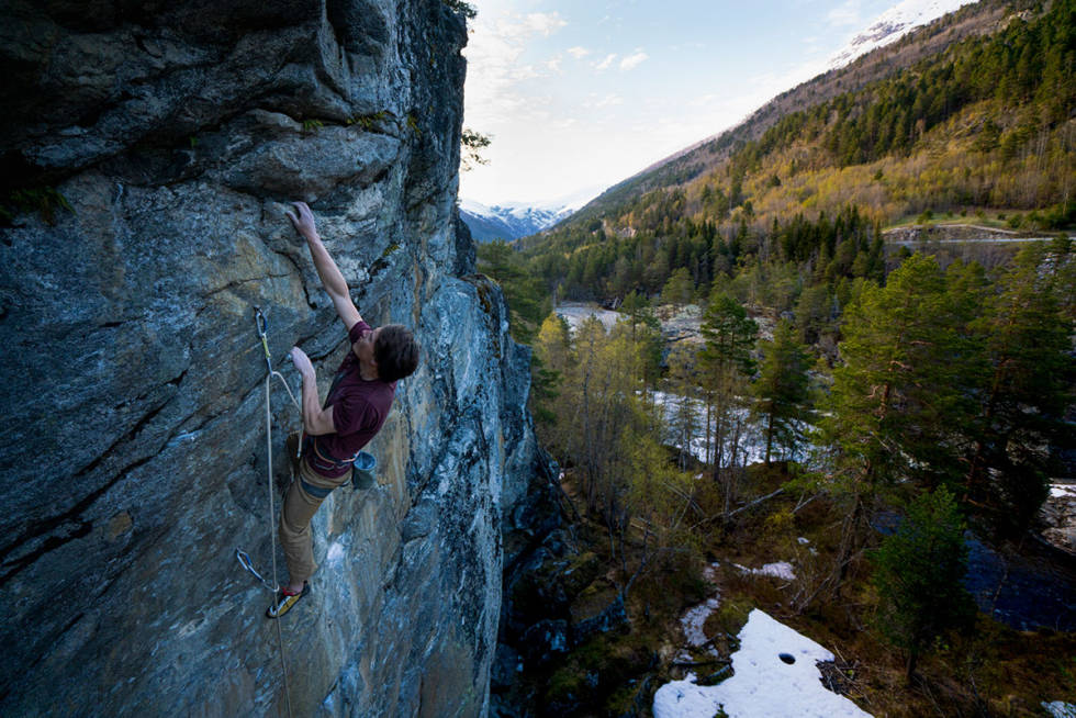 Axel Kudinoff flasher «Bjøro Hålands Memorial Pitch» (8-) på Slettafossen. Foto: Kyrre Buxrud Romsdal klippeklatring