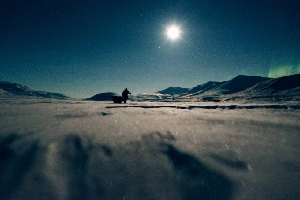 UNDERVEIS: Turen er målet, og ruta blir til mens vi går. Kulde og tunge pulker gjør dagsetappene korte, men vi tar oss god tid og stresser ikke. 4.1-D.Wojtanowicz_Inn-i-polarnatten