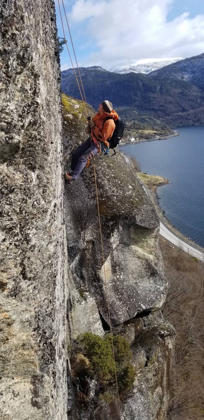 Lars Martin på rappell ned til hylla der ruta starter. Foto: Sigbjørn Veslegard 49743293667_6f9d031a0b_o