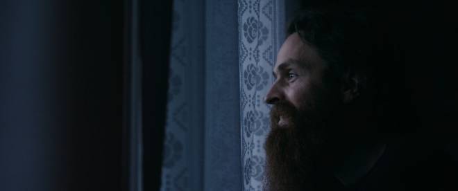 Dagdrømmer. Foto: Fenomen Film Magnus Eliassen dagdrømmer ut stuevinduet i Lofoten