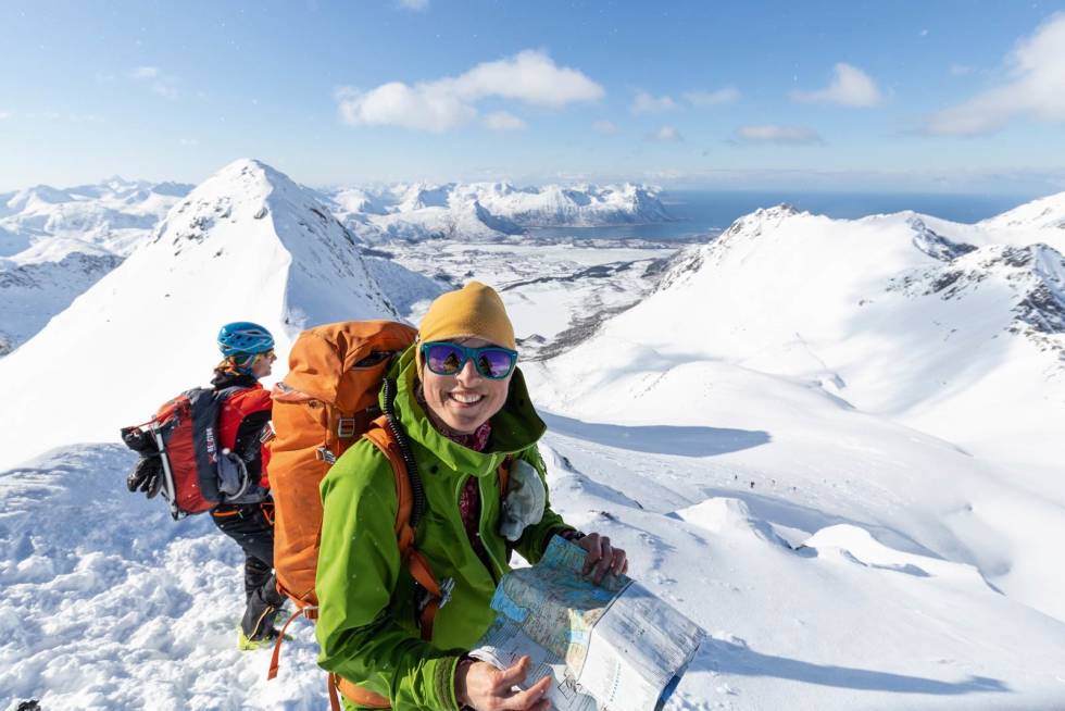 VURDERING: Louise studerer kartet på eggen før siste etappe til Torskmannen. 5-Skiferie-Lofoten-Rundfjellet