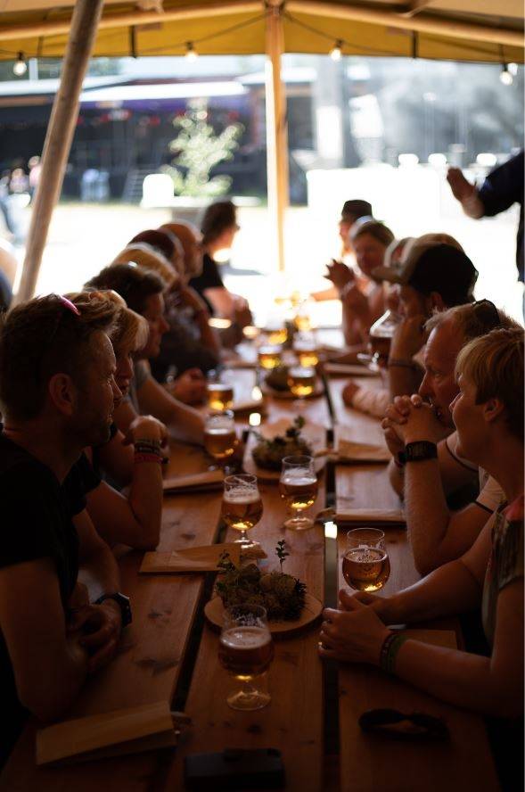 AFTERBIKE: Det legges opp til gode arenaer for sosialt samvær og festivalen tilbyr afterbike med smittevernstiltak. Bildet er fra en tidligere festival da deltakerne slapp å tenke på avstandsregulering. Foto: Søberg afterbike på livestock sykkelfilmfestival