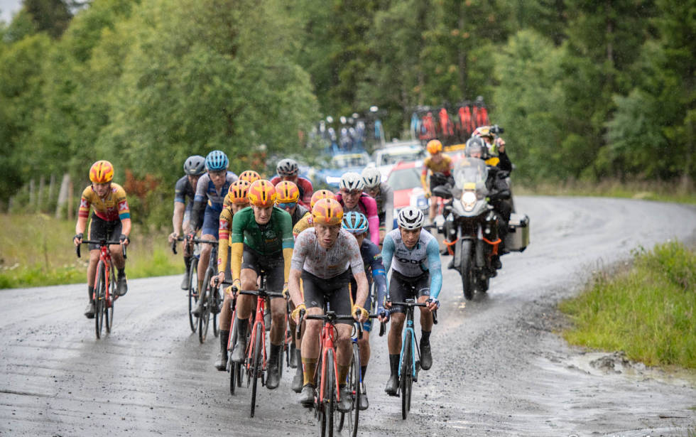 MER GRUS: Etter halvannen mil med klatring fra Gol opp på Golsfjellet, avsluttet kongeetappen med drøyt fem kilometer motbakke på grus. I teten satt 12 sultne menn. Foto: Cecilie Christensen Tour te fjells 2020