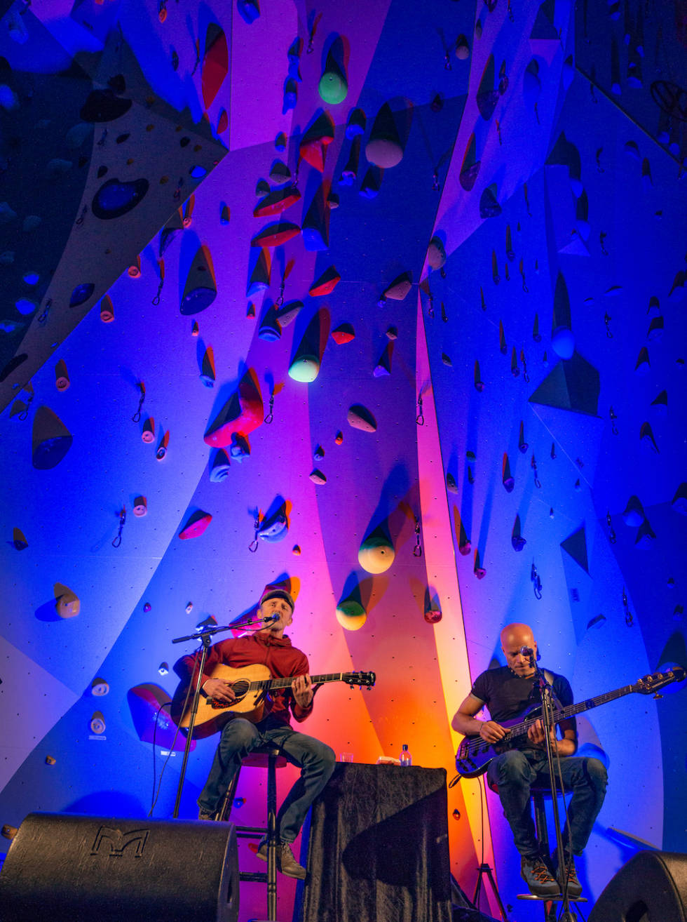 INTIMKONSERT: Jo Nesbø og Lars Jones hadde en ganske unik konsert på Klatreverket på Grim. Foto: Lars Verket 51394115946_3a5ab8a4e6_o