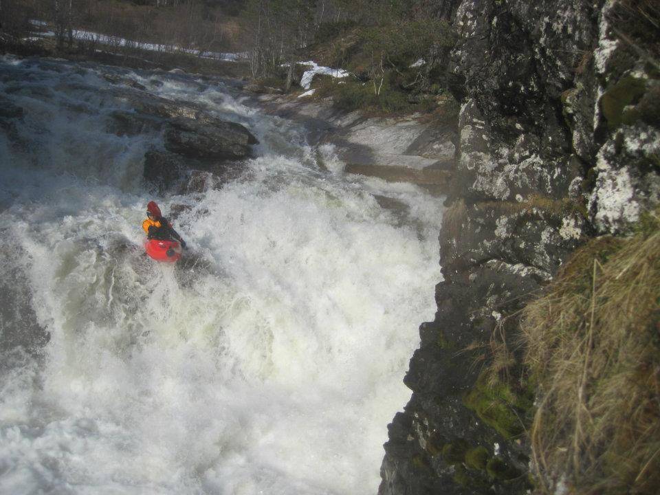 ØVRE DEL: Oppstrøms for Buajuvet fins flere fine padlestrekninger, inkludert denne fossen. Sondre Bjørnbet ser ikke svart på å bryte seg på. Foto: Roger Skjetlein Ruajuvet