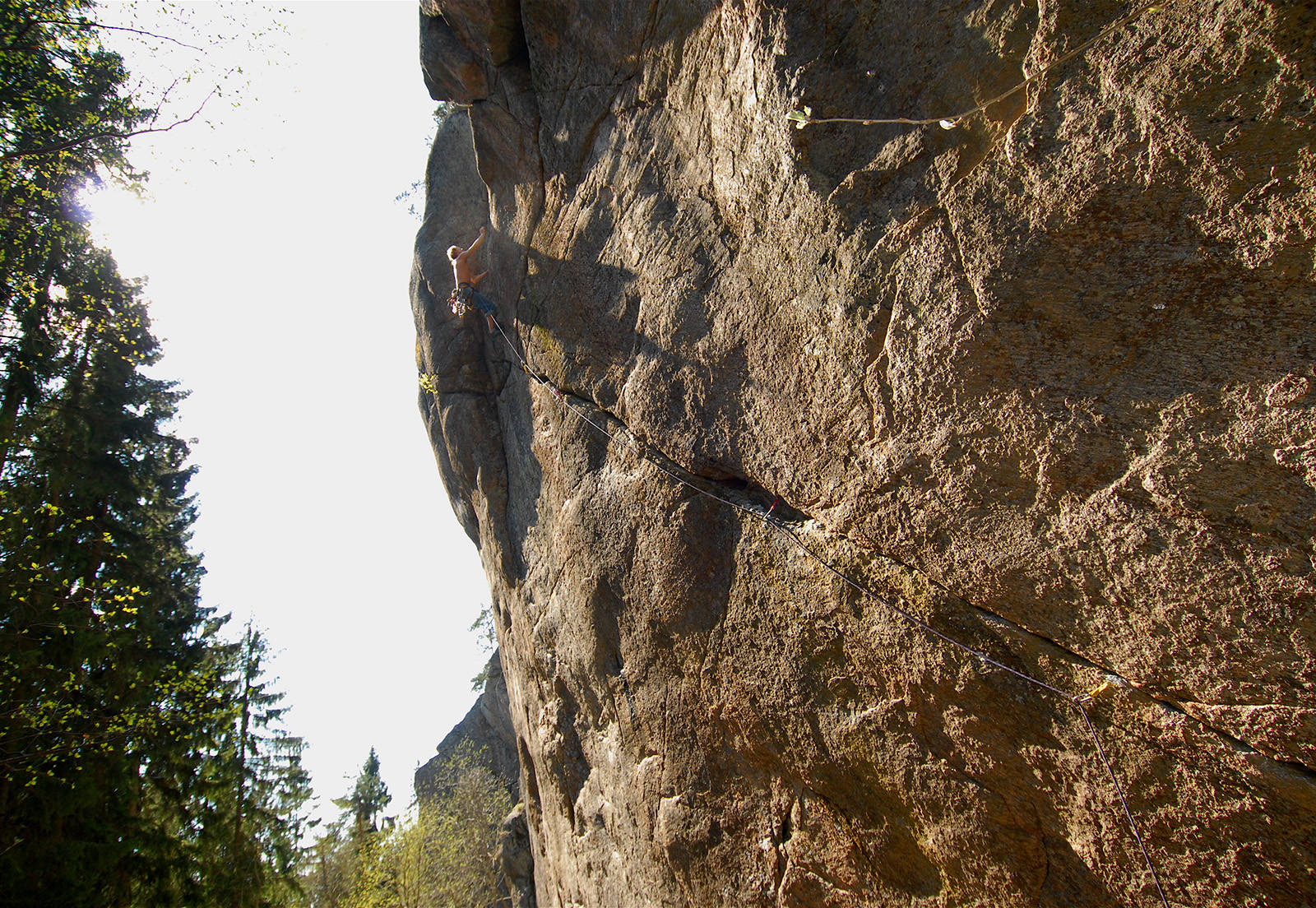 SKULPTURELL: Fenriss (7+) byr på teknisk interessant og pumpende klatring hele veien til topps. Klatrer: Leo Houlding. Foto: Dag Hagen SKULPTURELL: Fenriss (7+) byr på teknisk interessant og pumpende klatring hele veien til topps. Klatrer: Leo Houlding. Foto: Dag Hagen