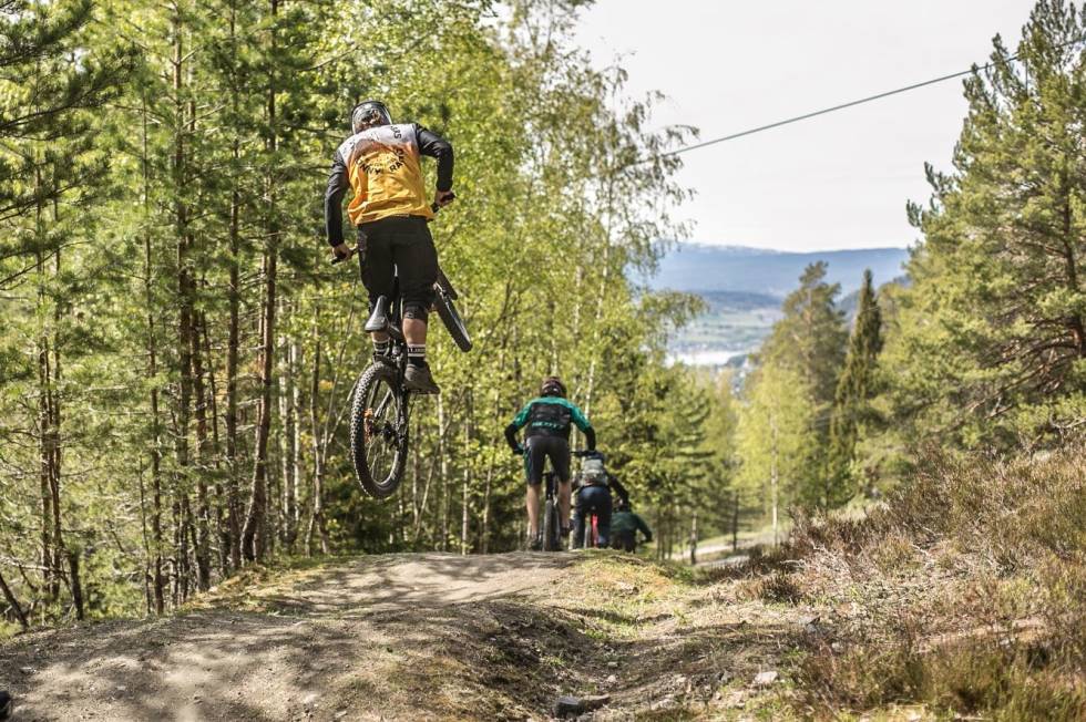 AIRTIME: De fleste syklister syns det er moro å hoppe. I Flytløypa i DBP kan du gjøre det. Foto: Svenn Fjeldheim lær å hoppe mtb