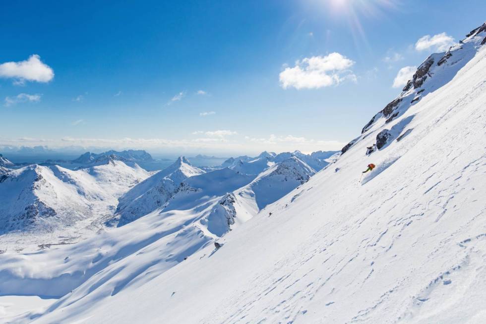 DRØMMEFØRE: Louise får endelig knedypt silkeføre å boltre seg i fra Torskmannen. Neste topp, Breitinden, i bakgrunnen. 6-Skiferie-Lofoten-Torskmannen-Breitinden