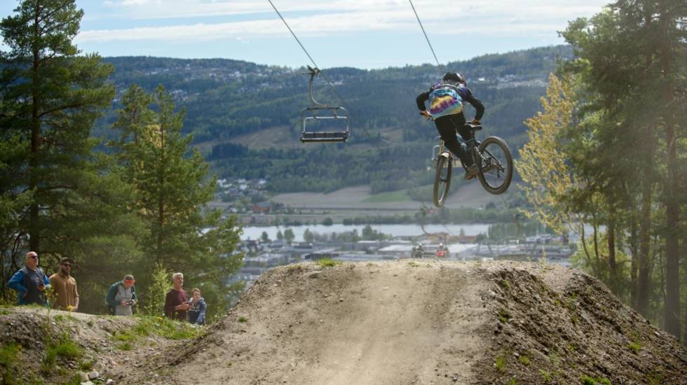 AIRTIME: Det fins både store og små hopp du kan utfordre deg selv på, i Drammen Bikepark. Foto: Jon Borgersen hopp i utofrløypene i drammen