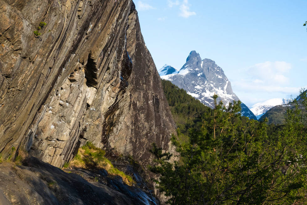 Hovedveggen på Mjelvahammeren med Romsdalshorn i bakgrunnen. Foto: Kyrre Buxrud Romsdal klippeklatring