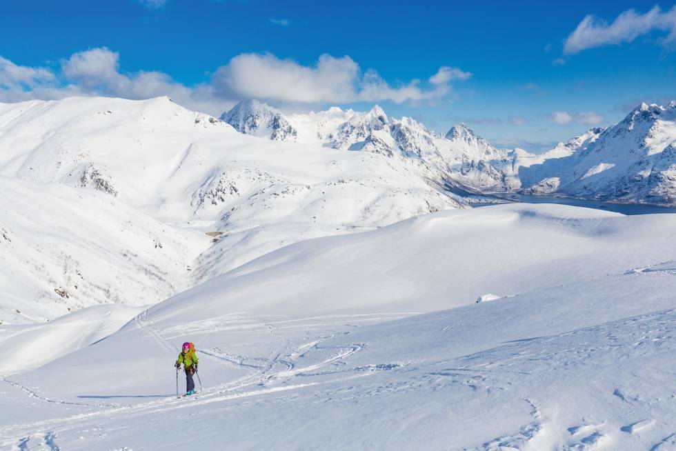 HØYDEPUNKT: Med Higravtindan og Geitgaljen i bakgrunnen på tur mo Breitinden som dagens andre topp 7-Skiferie-Lofoten-Småtindan