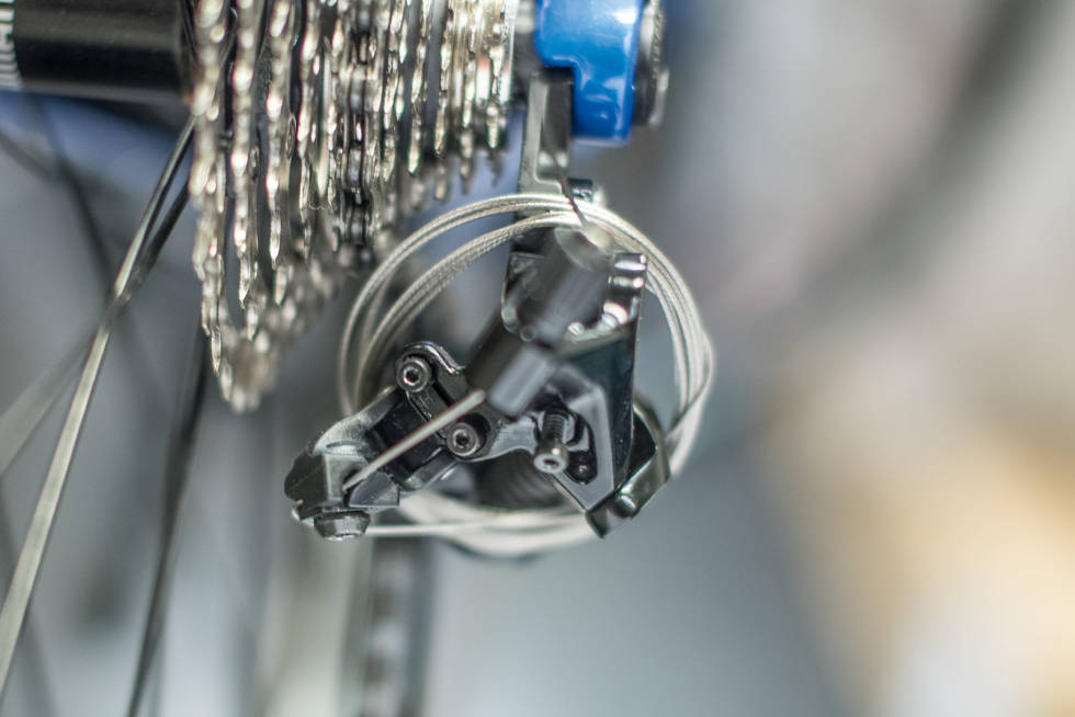 SINGLESPEED #2: Tre girvaieren ut av girhendelen, og tre den gjennom bakskifteren før du fester. Den lille tappen som vanligvis holder igjen vaieren i girhendelen, vil stoppe vaieren fra å skli gjennom bakskifteren. 7-Snu-girvaieren
