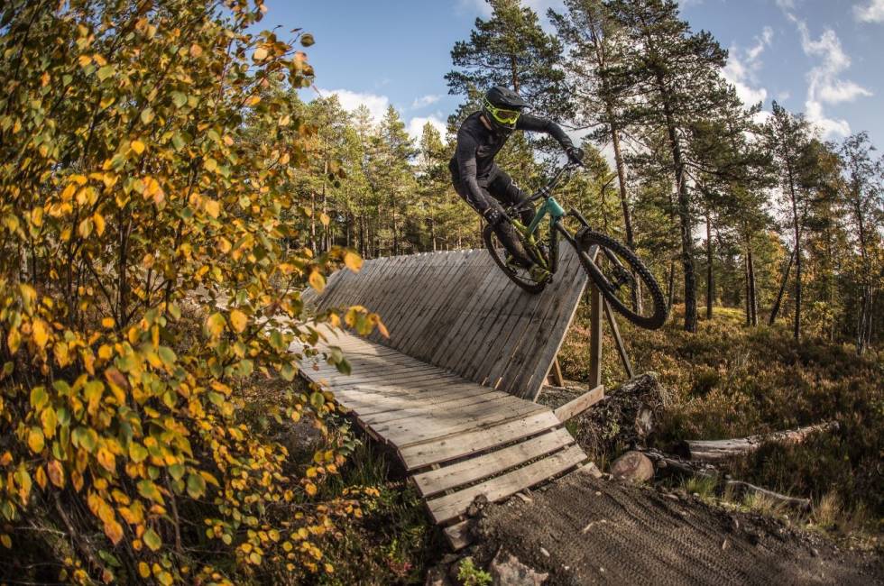 UTFORDRING: Flytløypa har muligheter for å gjøre justeringer etter nivå. Dette treelementer kan sykles nede på flatt underlag eller som wallride som syklisten på bildet. Foto: Svenn Fjeldheim er flytløypa i drammen vanskelig