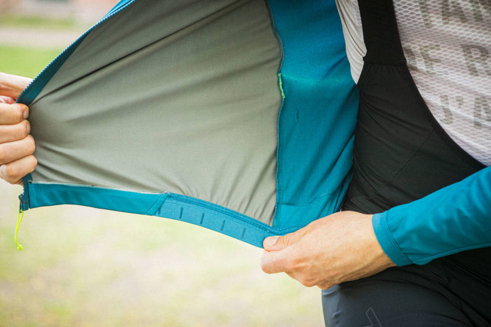TODELT: Gore-Tex Infinium på forsiden, luftig trøyemateriale på ryggen. 7mesh-12