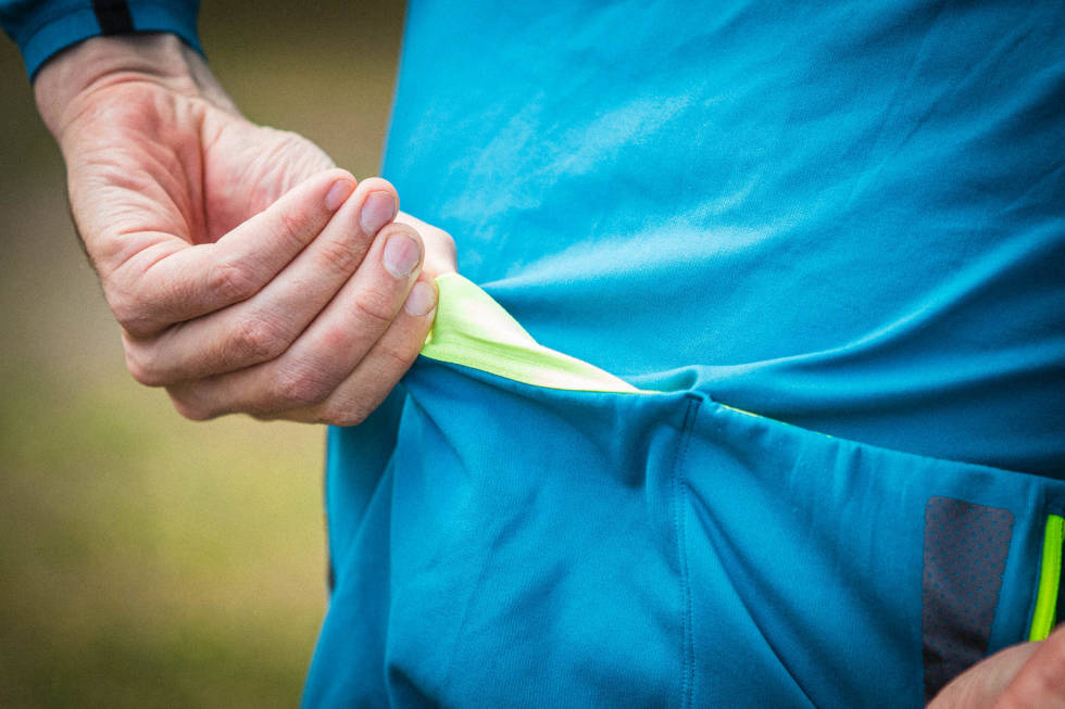 SUPERSMART: Lommestrikken fungerer også som en slags «lås» for tøy eller gjenstander som er på vei ut. 7mesh-5