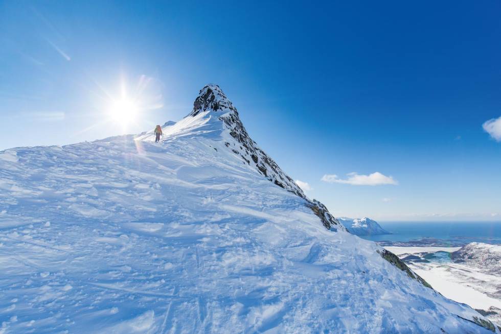 DAGSVERK: Mot toppen på Breitinden for å finne ukjørte linjer. Baksiden mot Mørkdalsvatnet er også et alternativ 8-Skiferie-Lofoten-Geitgaljen