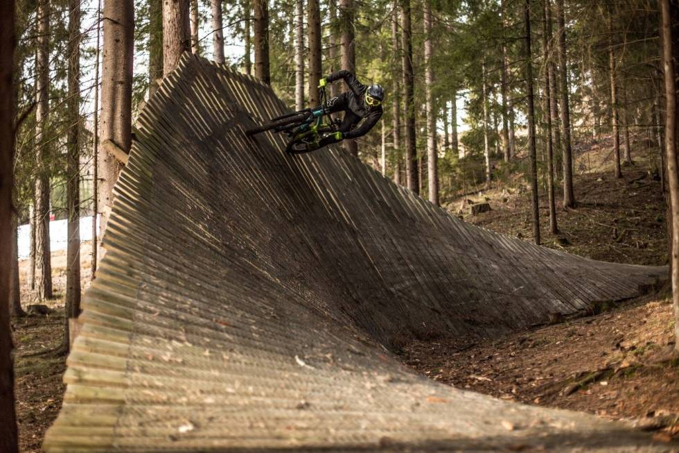 WALLRIDE: Kan være greit å få noen tips, evt øve seg på litt mindre elementer hvis du aldri har syklet wallride før. Foto: Svenn Fjeldheim wallride i drammen bike park