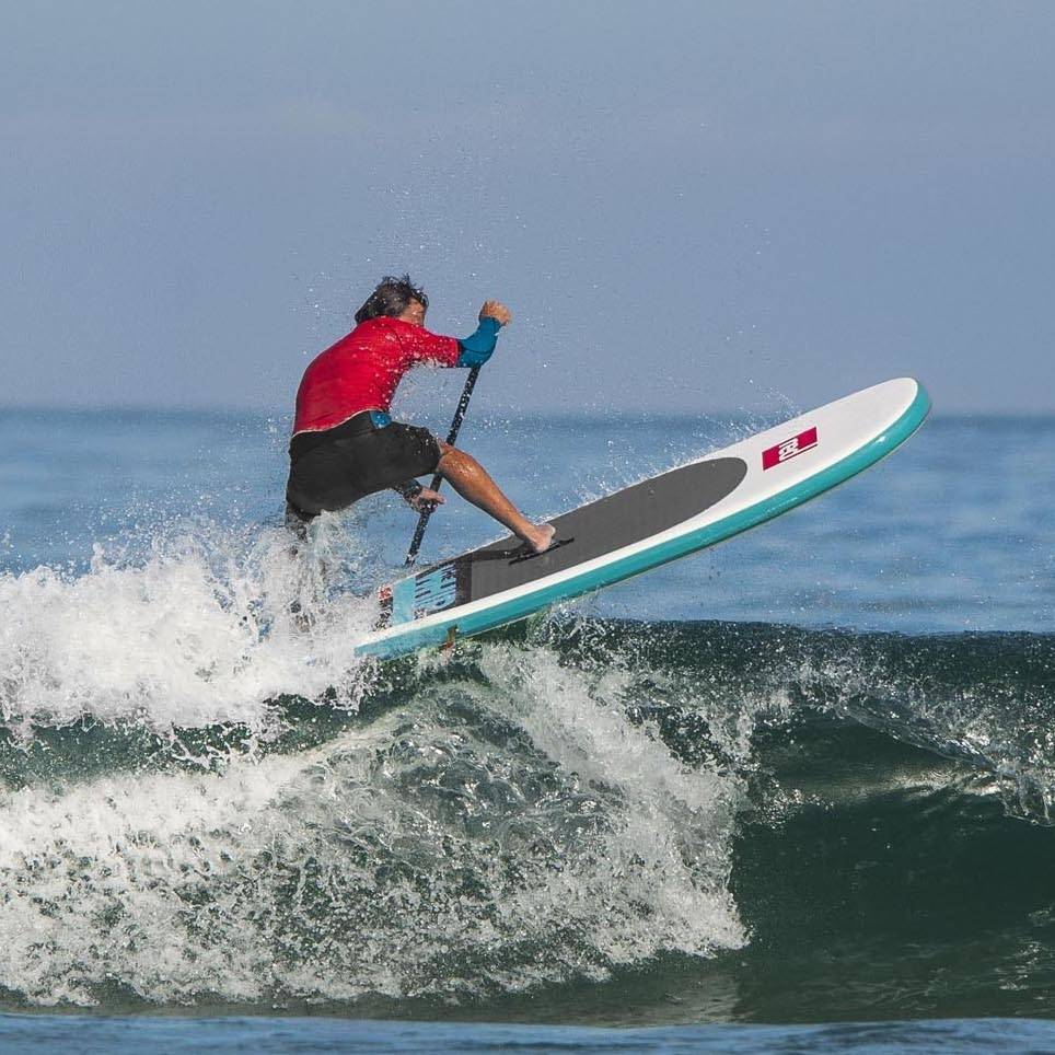I BØLGER: Red Paddle sitt oppblåsbare Whip-brett er laget for bølgesurfing REd Paddle Whip
