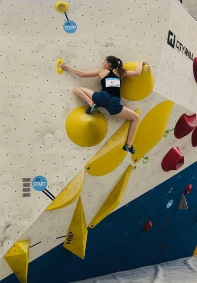 TEKNISK: Sunniva løser den tekniske toppsekvenser og topper bulderet som eneste i sin klasse. Foto: Norges Klatreforbund 83346101_2951728784891777_8496587905932722176_o