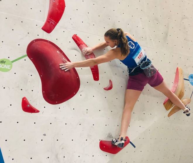 I AKSJON: Sunniva Haave topper tre buldre og vinner årets første norgescup. Foto: Norges Klatreforbund 83947145_2951883751542947_8114751990329769984_o