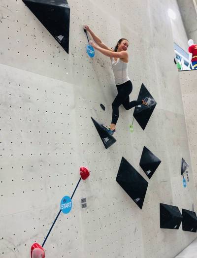 TOPP: Ingrid Kindlihagen fornøyd med topp. Foto: Norges Klatreforbund 83990267_2951729178225071_8036681313228423168_o
