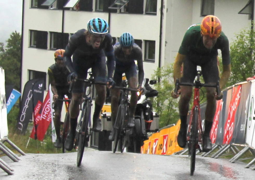 DUELL: Andreas Staune-Mittet (Joker) og sprinttrøyeleder Markus Hoelgaard kjempet om topp ti plasseringer. Foto: Ingeborg Scheve Tour te fjells 2020