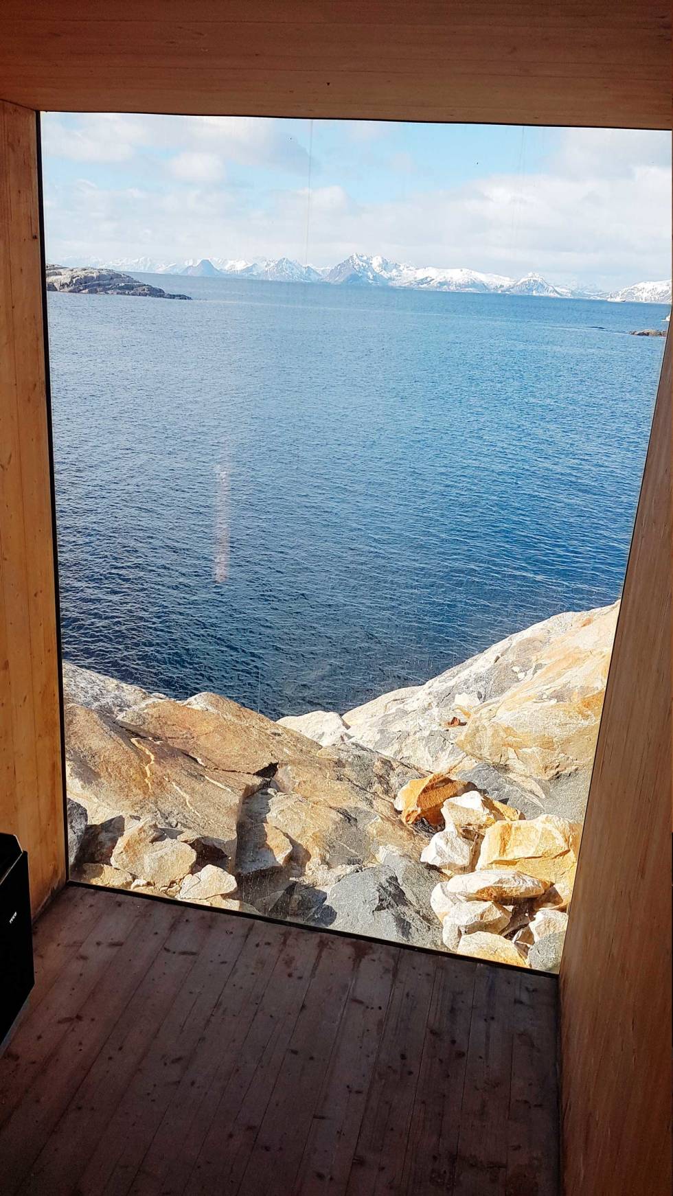 AFTERSKI: Badstua på Trevarefabrikken har en unik utsikt mot fjord og fjell. 9-Skiferie-Lofoten-Badstu