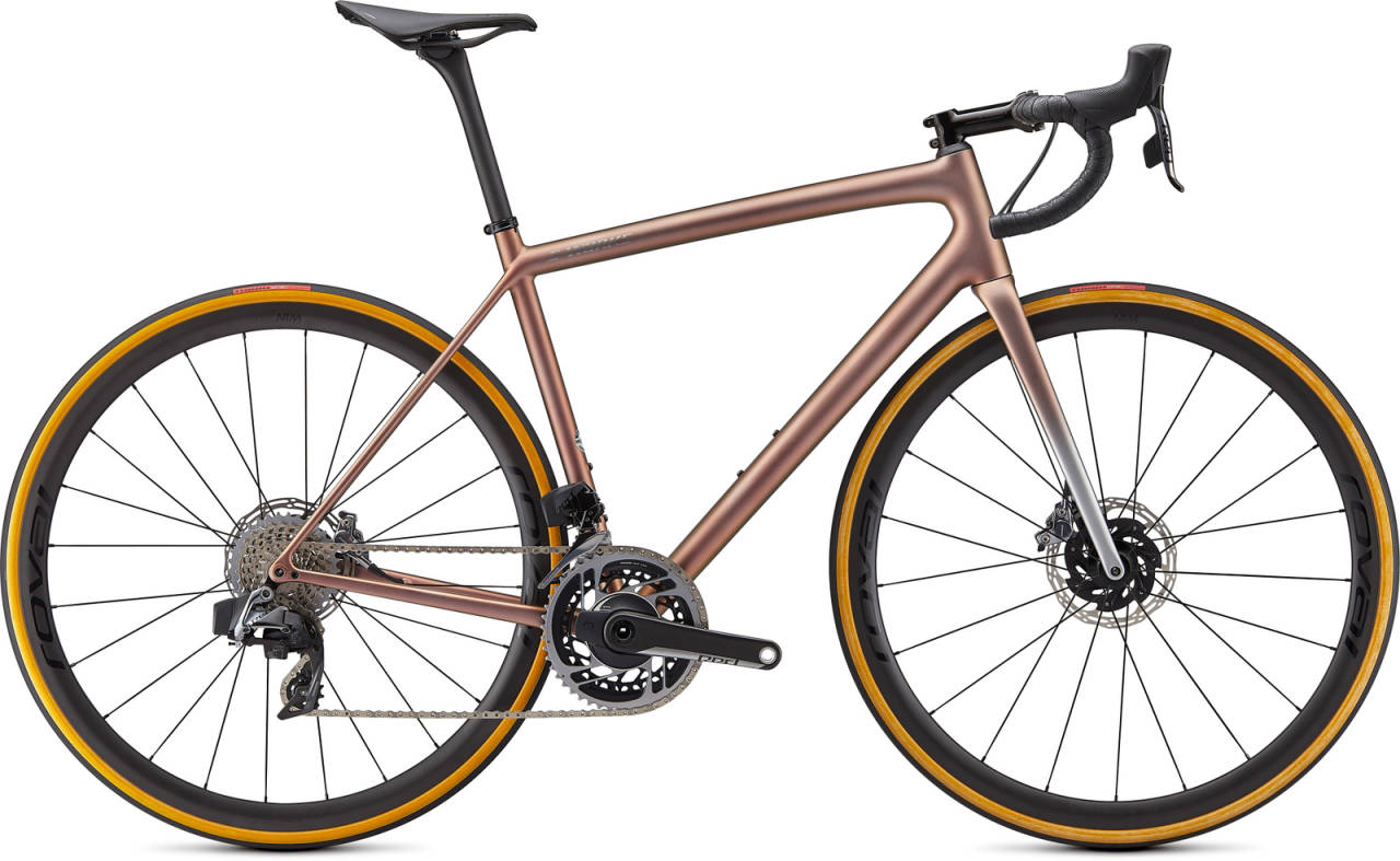 RØDT GULL: Med SRAM Red eTap AXS og ramme i rød gullfarge. Specialized Aethos
