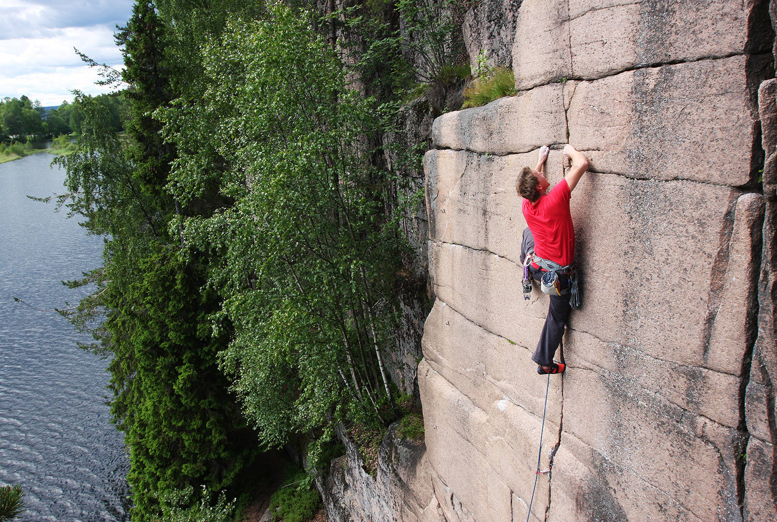 IØYNEFALLENDE TYNT: Fingra fra kanten (7) er ikke veldig langt, men veldig fint. Klatrer: Øystein K. Johnsen. Foto: Dag Hagen IØYNEFALLENDE TYNT: Fingra fra kanten (7) er ikke veldig langt, men veldig fint. Klatrer: Øystein K. Johnsen. Foto: Dag Hagen