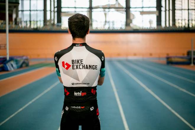 BIKEEXCHANGE: En stor BikeExchange-logo dominerer ryggen på trøyen. FOTO: Team BikeExchange 9W7A0578