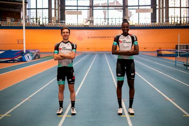 NYE FARGER: Simon Yates og Teniel Campbell viser frem Team BikeExchange sine drakter. 9W7A0666