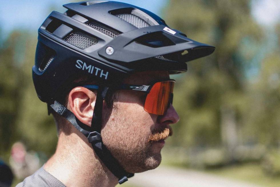 SVAKT BUET: Sutro Lite har en ganske flat form på glassene. Oakley Sutro Lite