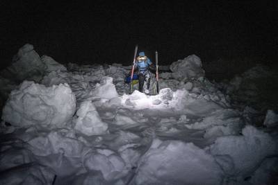 Flere ganger møtte de på ulike utfordringer, som her - med relativt krevende skiforhold Krevende forhold på Nordpolen
