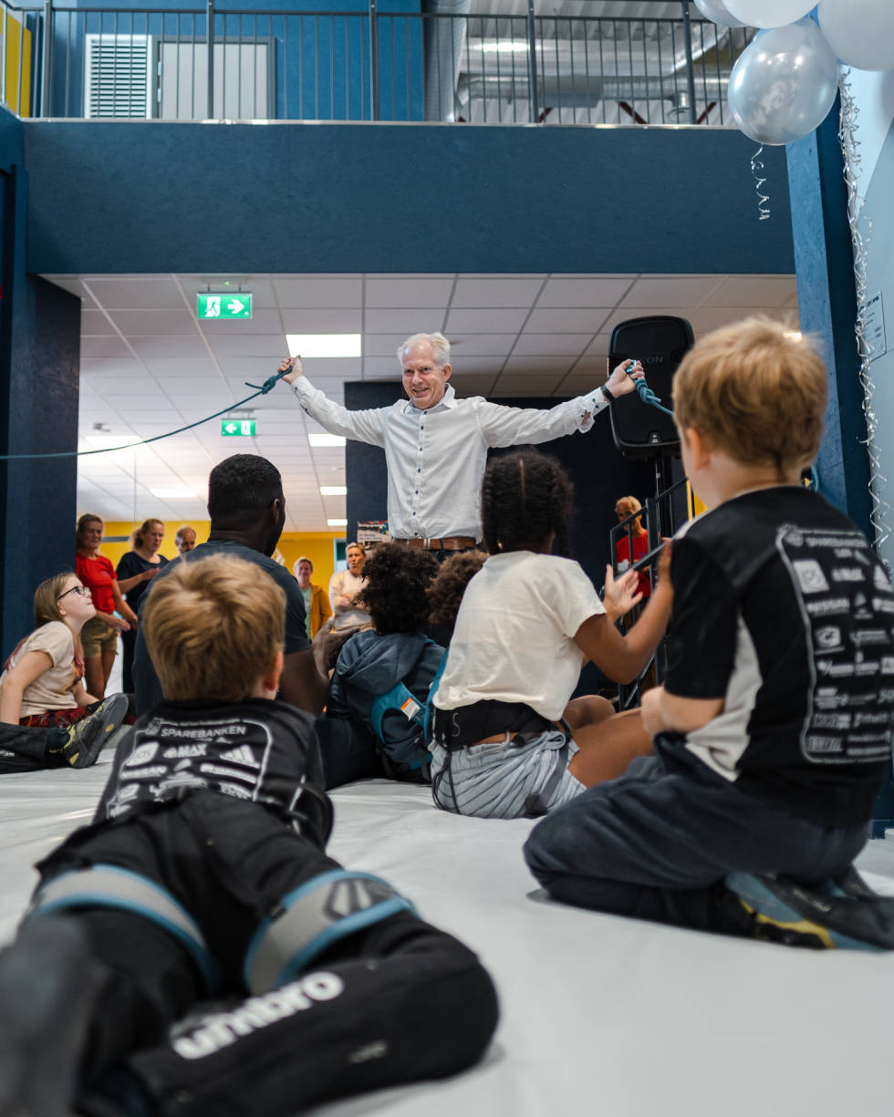 KLIPPING AV SNOR: Det ble klipping av snor fra selveste ordføreren. Foto: Emilie Holman Elvebråten _DSF0064-2