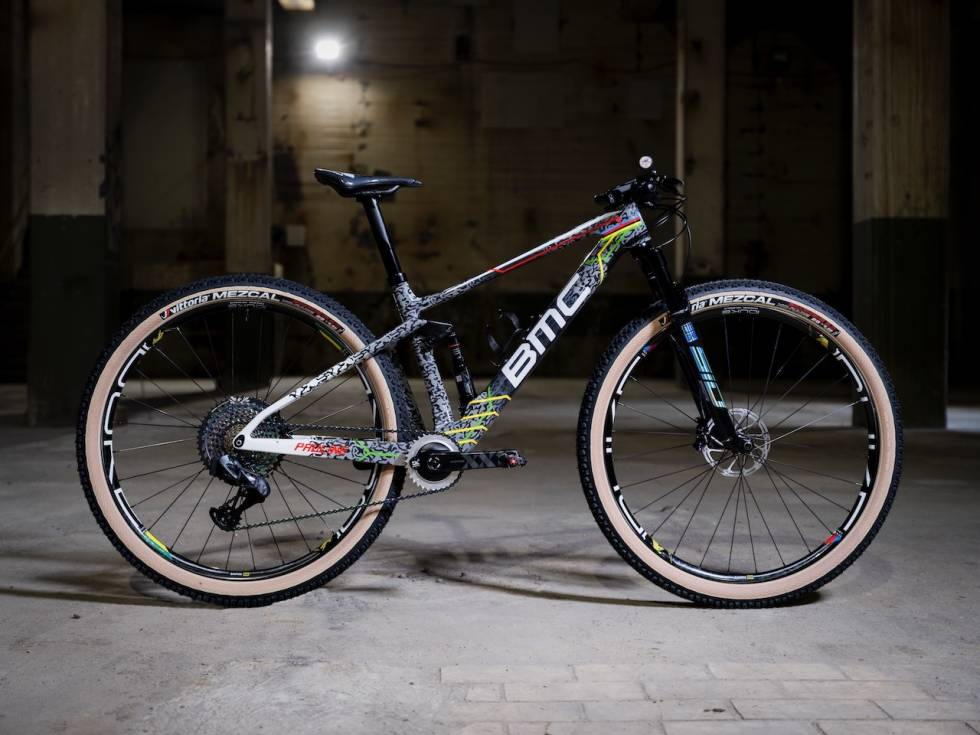 FINE LINJER: Pauline Ferrand Prevots nye BMC FourStroke er et kunstverk. Foto: BMC BMC Fourstroke Ferrand Prevot