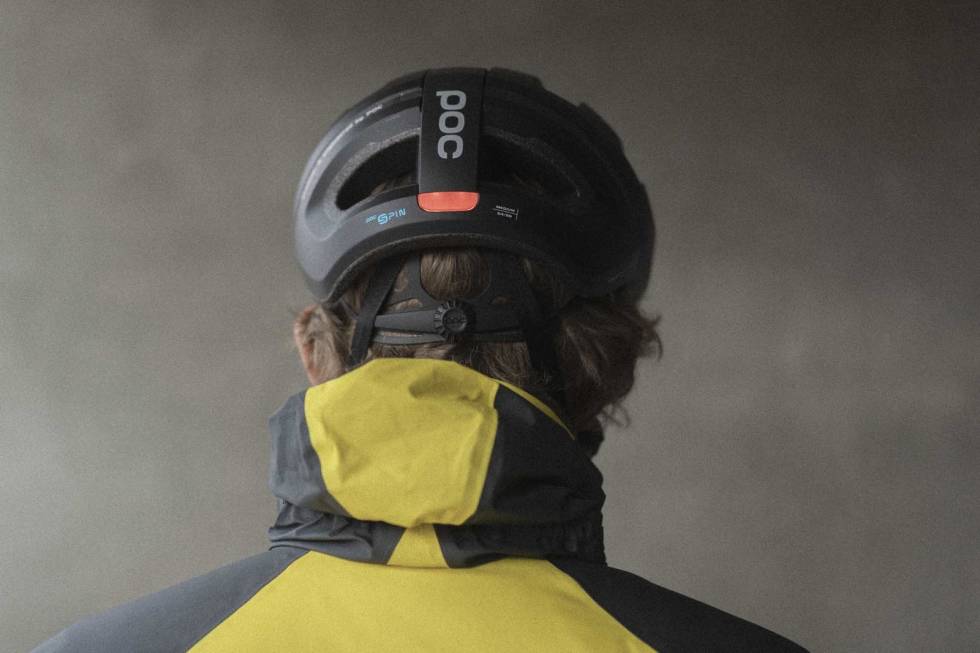 LYS: Lykten sitter innfelt i baksiden på hjelmen. Foto: Kristoffer H. Kippernes. test poc omne eternal sykkelhjelm