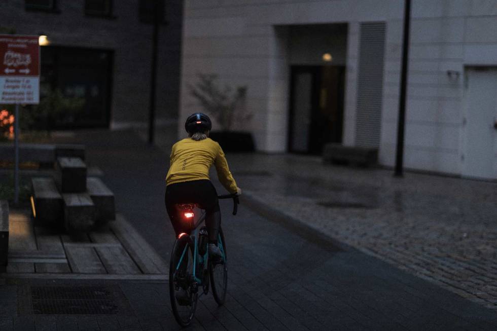 LYS: Dioden som blinker bak på hjelmen er ikke like kraftig som mange sykkellykter, men er definitivt med på å gjøre deg mer synlig. Foto: Kristoffer H. Kippernes test poc omne eternal sykkelhjelm