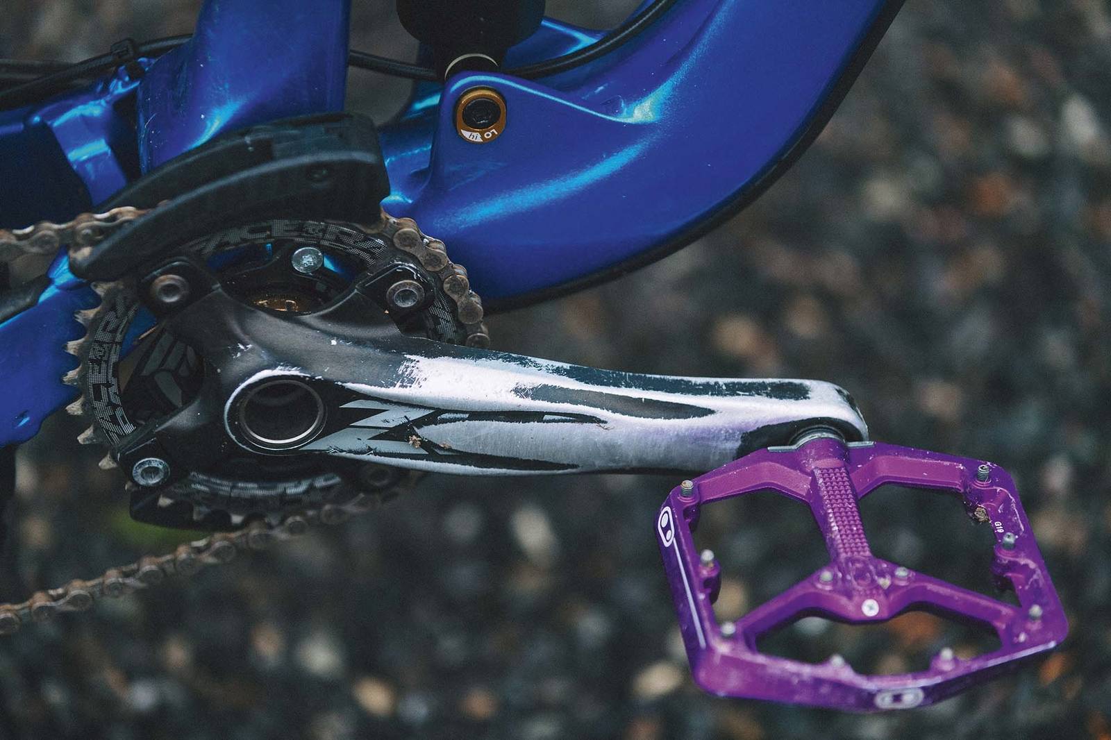SOLID: Brage bruker en Shimano Zee-krank. Og han påpeker at det kun er Saint eller Zee fra Shimano som er aktuelt, på grunn av at akslingen er i stål. Så mye juling som Brages sykler får, er det lurt å være på den sikre siden. Foto: Kristoffer H. Kippernes _E5I5986