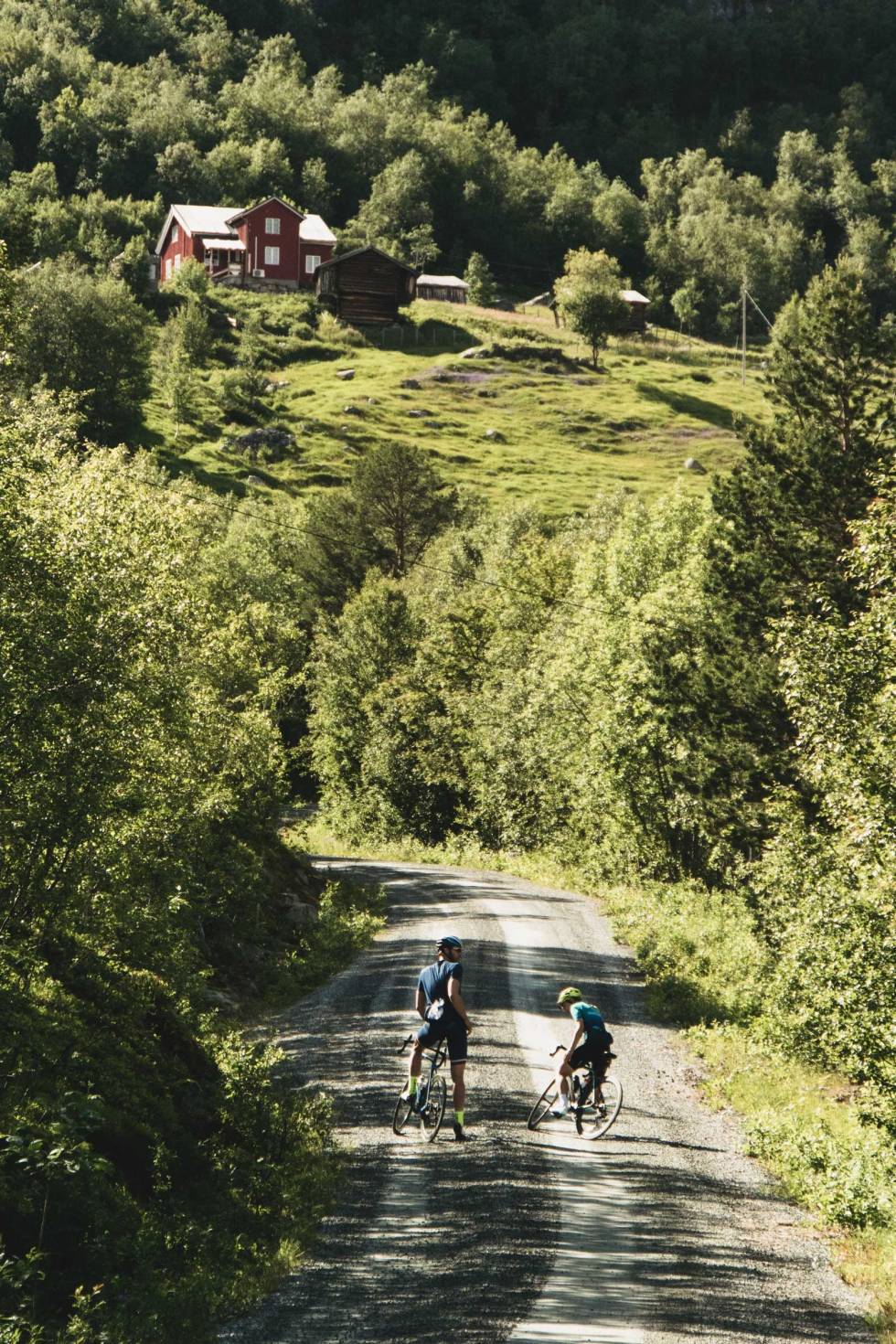 OPP, OPP: Folk i forne tider bosatte seg så langt opp i dalsida at selv dagens lycraungdom må ta en pust i bakken. Ål-Sykkel-3