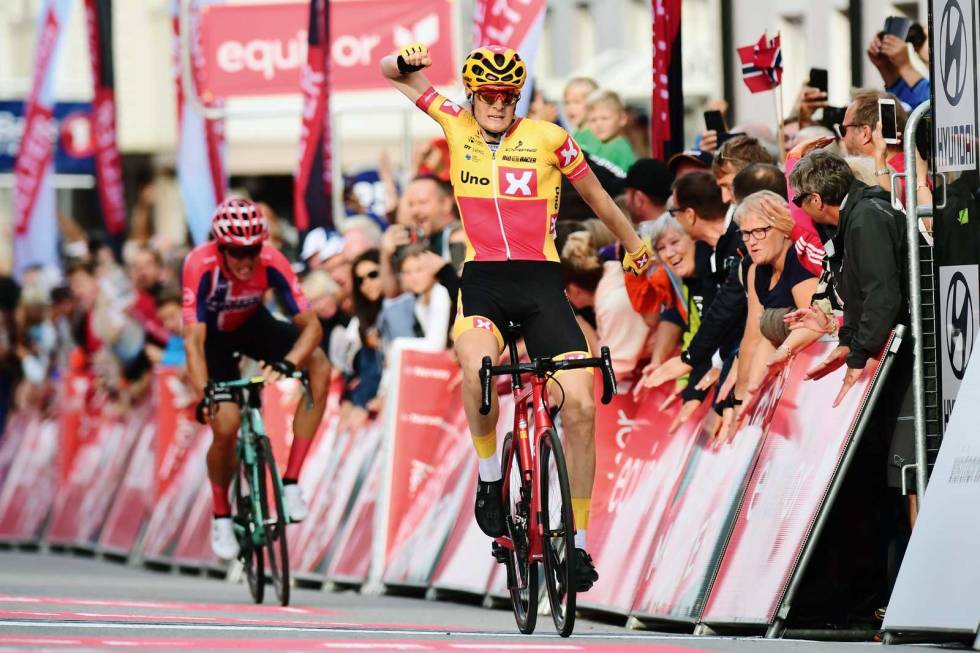 Endelig: Etter to kjente og ett ukjent forsøk, blir UNO-X Norges første profflag. Markus Hoelgaard vinner siste etappe av Arctic Race. Foto: Cor Vos. Årets-beste-6
