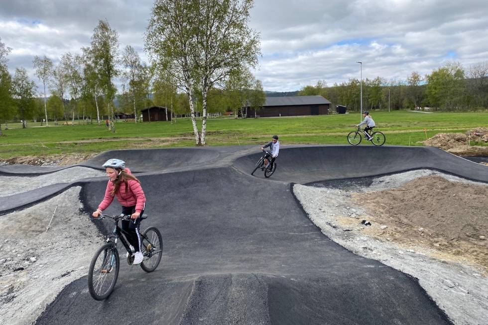 I BRUK: Pumptracken i Årsøya fritidspark i Selbu er allerede i flittig bruk. Foto: Marius Sørensen Pumptrack Årsøya Fritidspark Selbu