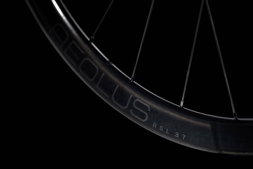 LETTVEKTER: SLR-modellene leveres med det nye allroundhjulsettet Bontrager Aeoulus 37. Den slangeløse hjulsettet er cirka 100 gram lettere enn forgjengeren. aeolus bontrager hjulsett