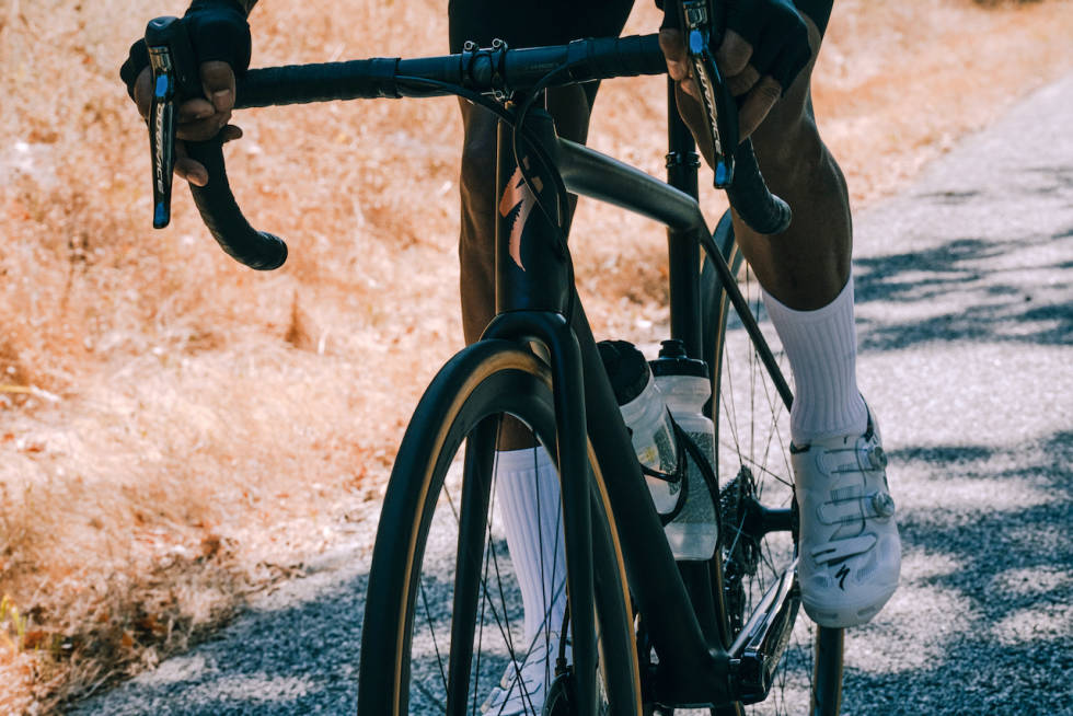 KLASSISK: Specialized Aethos ser ut som en helt vanlig racersykkel uten unødvendig fiksfaks og vindtunnel-scorende profiler. Specialized Aethos