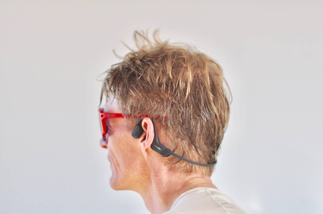 OGSÅ MED BRILLER: Du kan fint bruke Aftershokz Aeropex med solbriller og andre briller. Foto: Øyvind Aas Aftershokz Aeropex øretelefoner