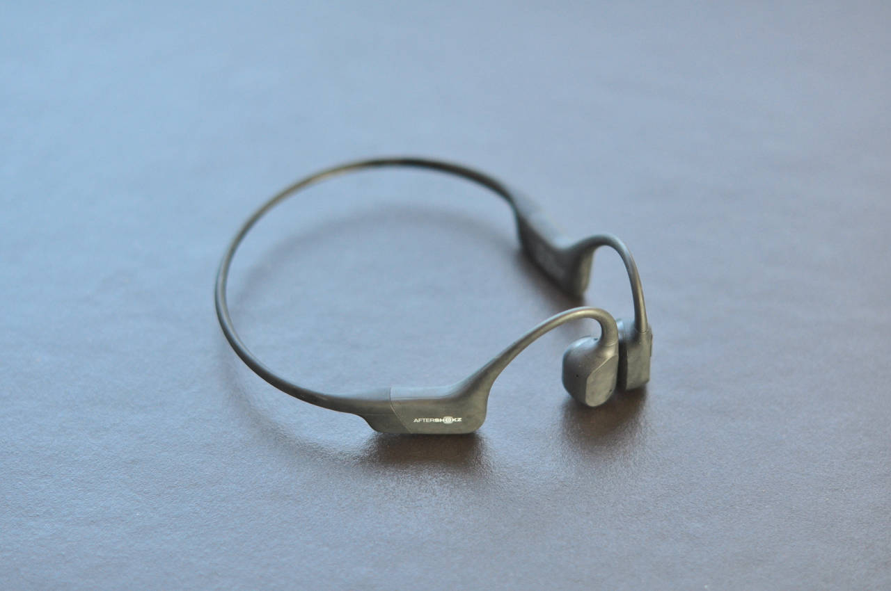 MED BØYLE: Bøylen bak hodet er lite i veien for det meste, men umuliggjør skihjelm Den gjør at øretelefonene er vanskelige å miste. Foto: Øyvind Aas Aftershokz Aeropex øretelefoner