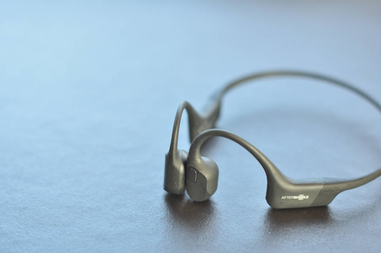 FLAT MULTIFUNKSJONSKNAPP: På venstre lydenhet sitter en knapp som brukes til å besvare anrop og skippe til neste sang, eller sette lyd på pause. Foto: Øyvind Aas Aftershokz Aeropex øretelefoner