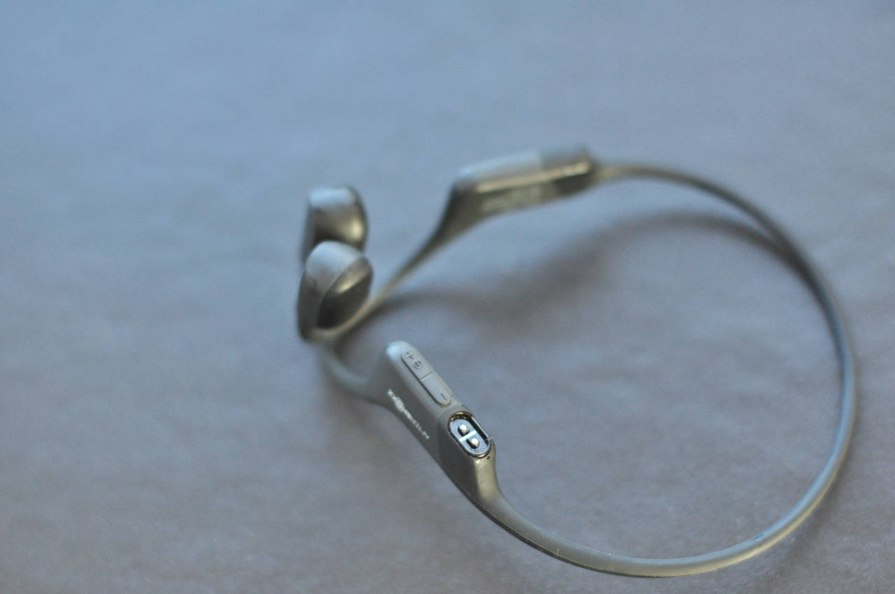 SMÅ KNAPPER: Volumknappene er veldig små og litt fiklete å bruke. Ladekontakten er magnetisk og vannsikker. Foto: Øyvind Aas Aftershokz Aeropex øretelefoner