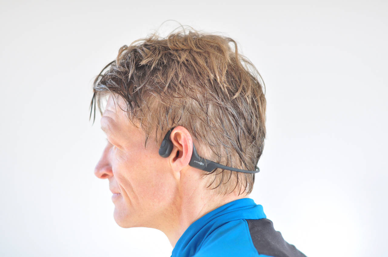 FORAN ØRET: Lydenheten på Aftershokz-øretelefonene legger seg rett foran ørene. Foto: Øyvind Aas Aftershokz Aeropex øretelefoner