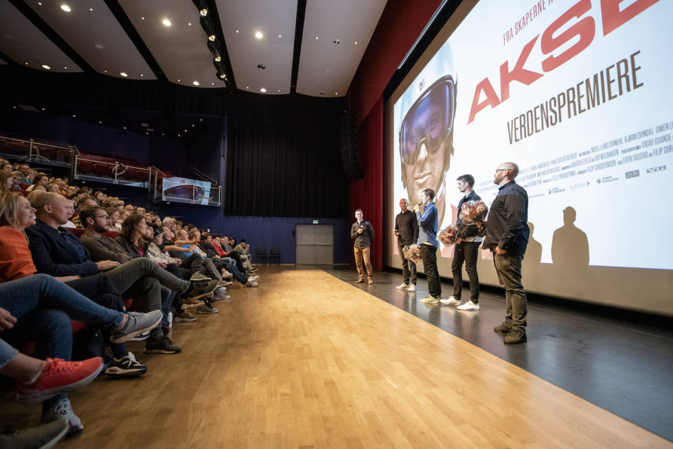 HYLLEST: Kinosjef Morten Haagensen tok imot Aksel Lund Svindal og Even Sigstad, Mathias Brendsrud og Espen Kristiansen. Foto: Martin I. Dalen Aksel Lund Svindal og Field Productions på scenen i Oppdal