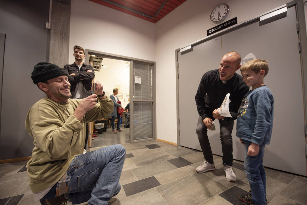 HAPPYNAESS: Freeskiveteran Erik Næss la tidlig racingskiene på hylla, men sørget for at neste generasjon fikk inspirasjon fra alpinstjerna Aksel Lund Svindal. Foto: Martin I. Dalen Erik Naess og Aksel Lund Svindal Oppdal
